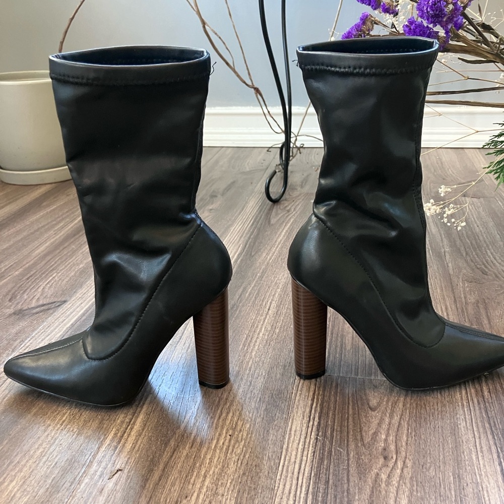 Black Heeled Boots with Chunky Brown Heel and Streamlined Design
